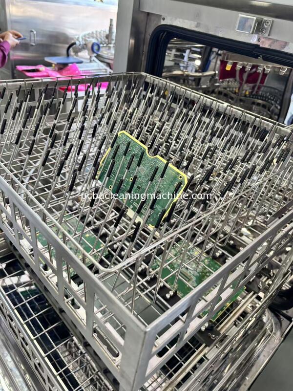 Éliminer les taches sur PCBA à l'aide d'un agent de nettoyage chimique SME-5600L application principale PCBA électronique automobile PCBA militaire PCBA aérospatiale PCBA télécom PCBA appareil médical PCBA compteurs numériques PCBA MachineFeatu